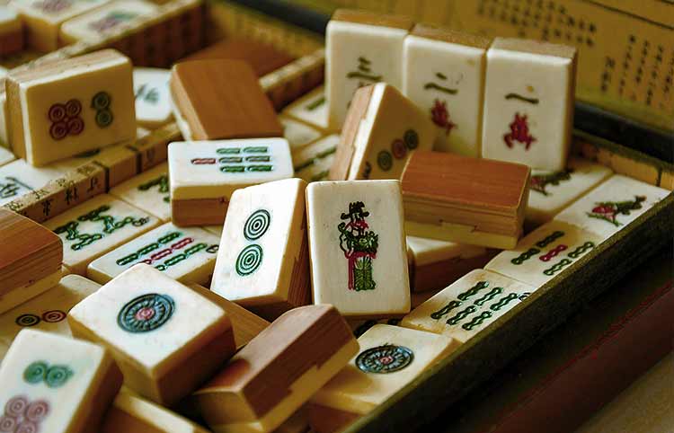 Una scatola piena di tessere di Mahjong nella versione più classica